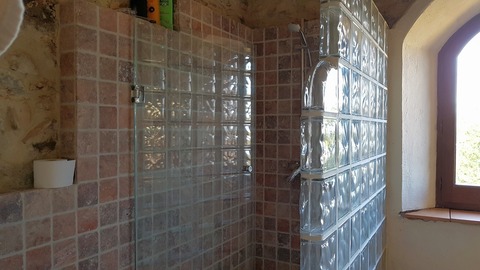 Modernes Badezimmer mit Dusche – Ferienscheune Sobrestany, Baix Empordà