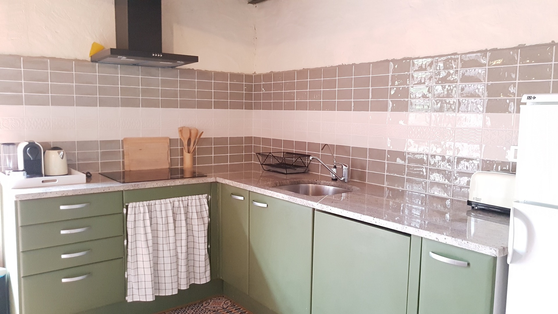 Küchendetail mit rustikalen katalanischen Fliesen – Mas Santa Caterina