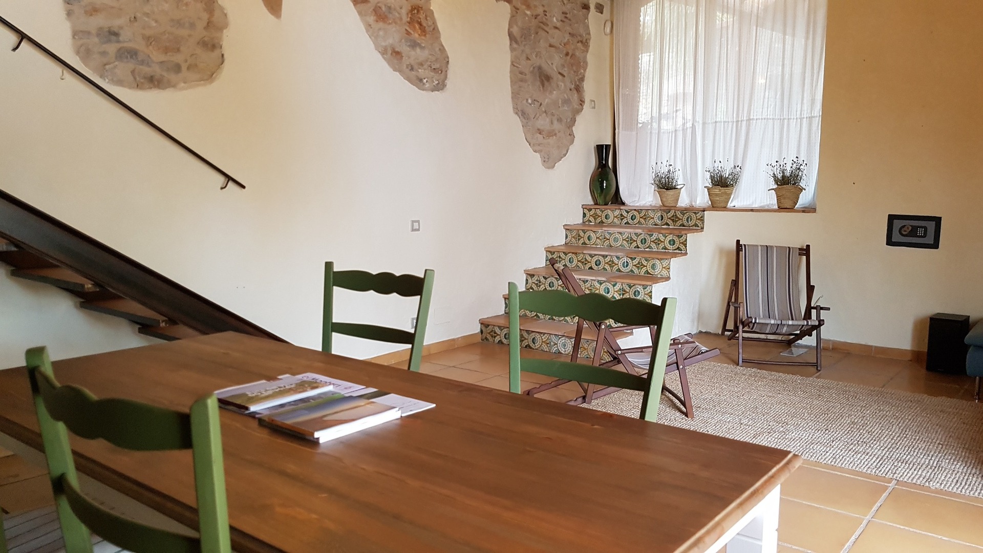 Helles Wohnzimmer mit rustikalem Scheunen-Charakter – Ferienhaus Sobrestany