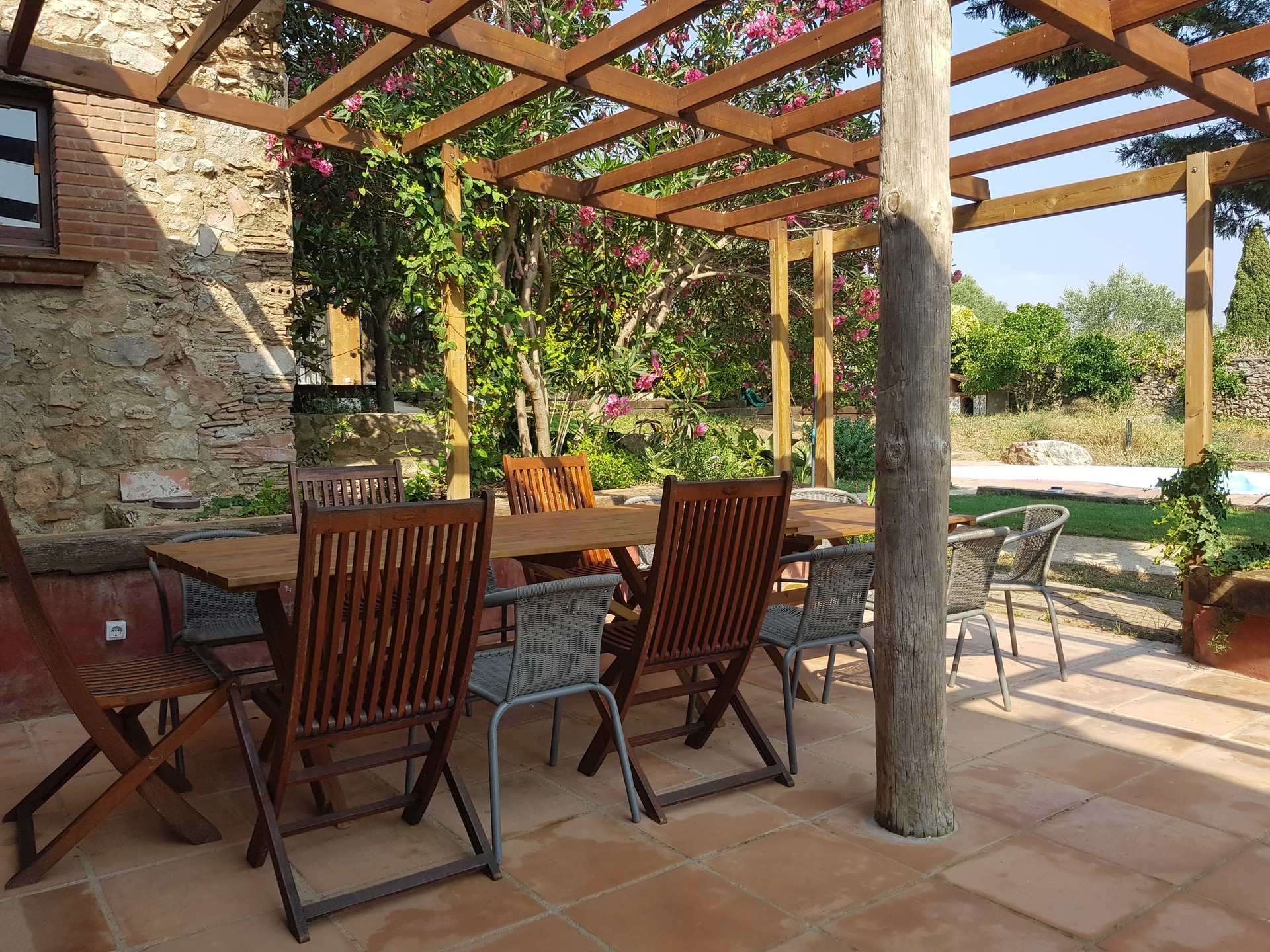 Sonnige Terrasse des Ferienhauses – Mas Santa Caterina, Sobrestany